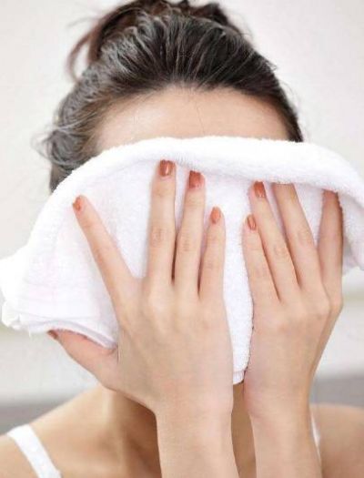 1236576111311 秋天用熱毛巾敷臉有什么好處護膚作用