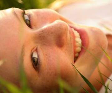 臉上長雀斑吃什么好