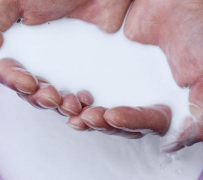 牛奶洗澡可以美白嗎