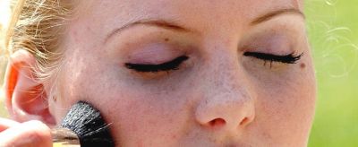 眼角長斑是怎么回事