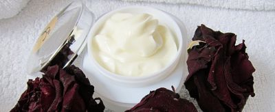 臉上脫皮怎么回事