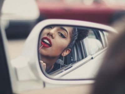 經常涂口紅唇色會變淺嗎