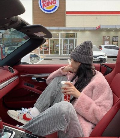 粉色風衣內搭什么打底